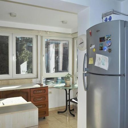 Chic City Retreat - Stylish Apartment In Bllok, Tirana Extérieur photo