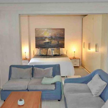 Chic City Retreat - Stylish Apartment In Bllok, Tirana Extérieur photo