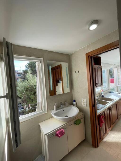 Chic City Retreat - Stylish Apartment In Bllok, Tirana Extérieur photo