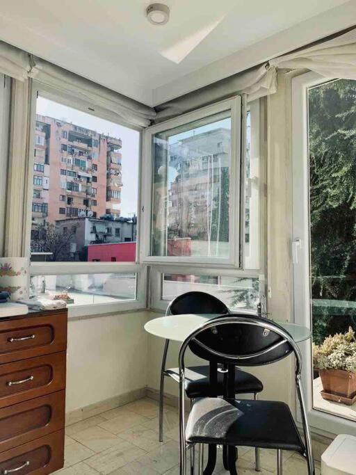 Chic City Retreat - Stylish Apartment In Bllok, Tirana Extérieur photo