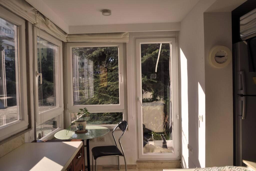 Chic City Retreat - Stylish Apartment In Bllok, Tirana Extérieur photo
