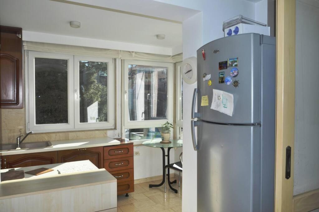 Chic City Retreat - Stylish Apartment In Bllok, Tirana Extérieur photo